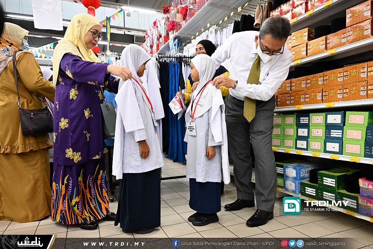 AKRAB Terengganu Bawa 100 Murid Beli Kelengkapan Sekolah