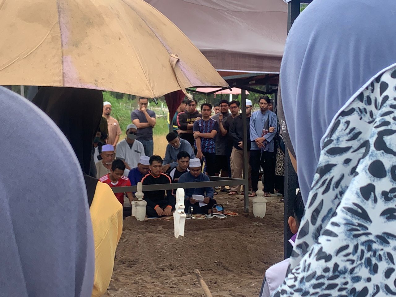 Suami Isteri Maut Kemalangan Dikebumikan Satu Liang