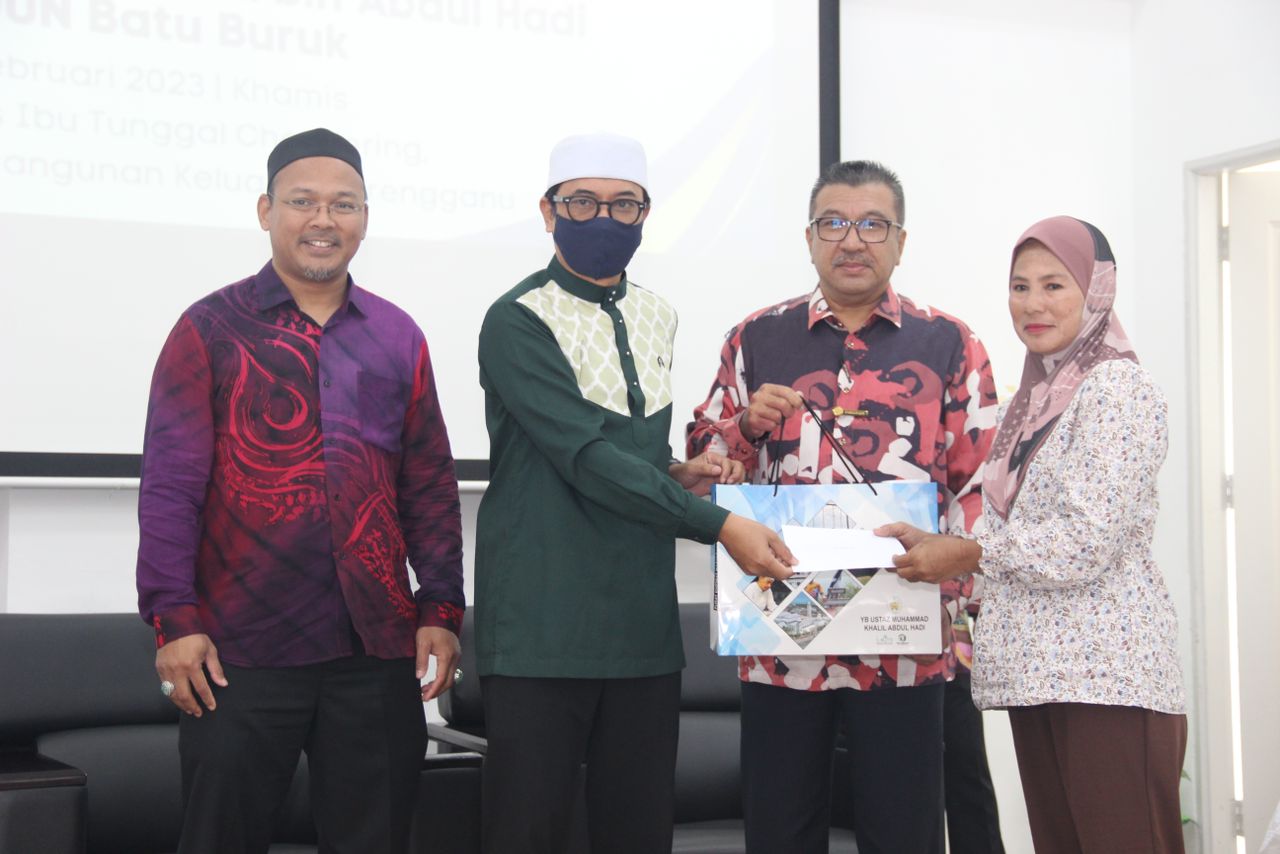Terengganu Inc Serah RM275,000 Zakat Perniagaan Buat Rakyat