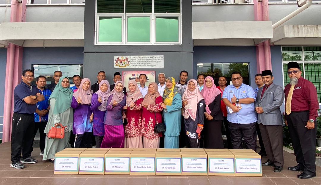 Kakitangan INSTEP Sumbang  RM8,000 Bantu Persiapan Murid