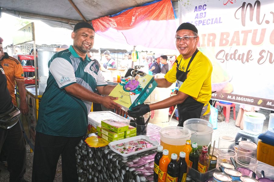 170 Peniaga Bazar Ramadan Disantuni ADUN Manir