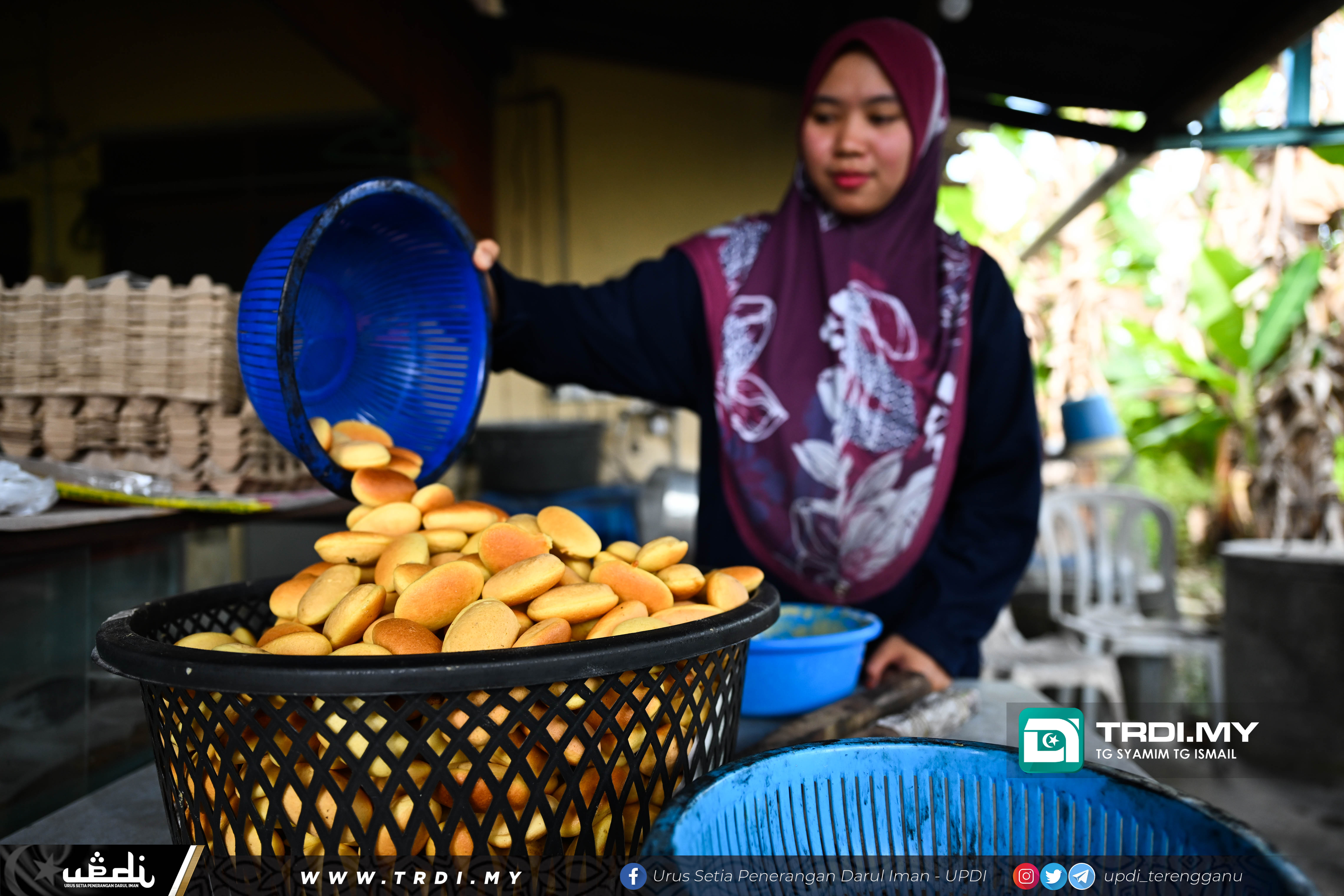 Proses pembuatan kuih nekbat secara tradisional di Kampung Pulau Musang,Kuala Terengganu