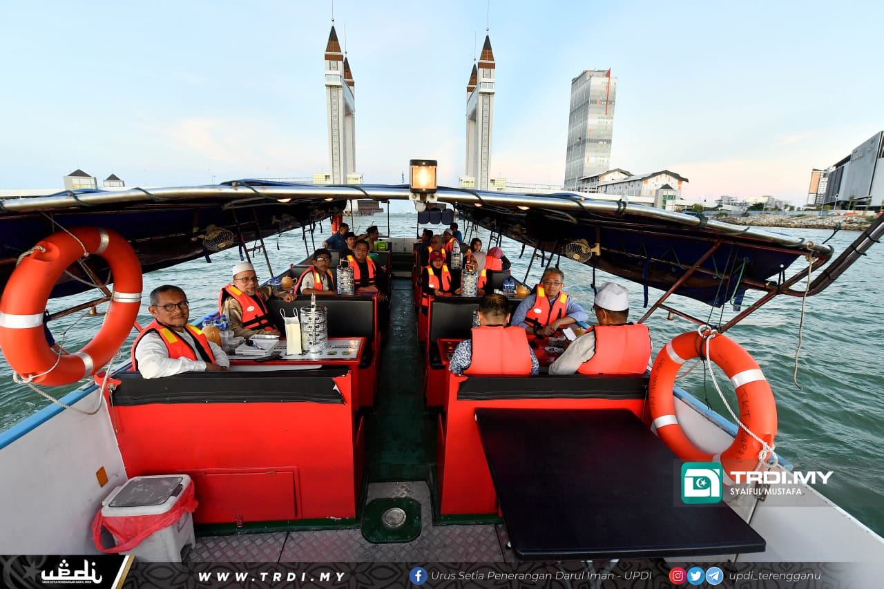 Iftar ‘Nasi Tenong’ Atas Bot Susur Sungai Terengganu