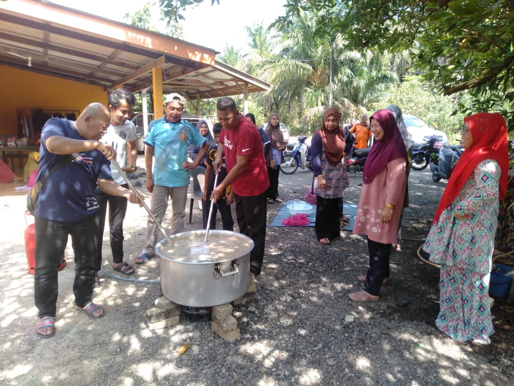 KRT Hulu Terengganu Agih 9 Ribu Pek Bubur Lambuk