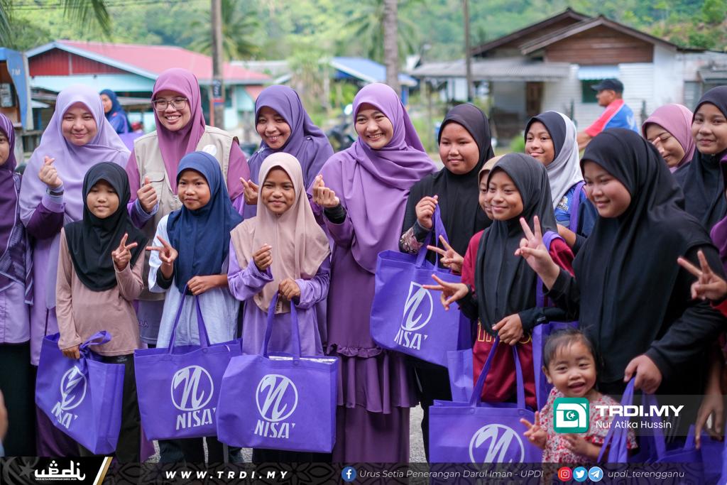 Nisa’ Hulur Bantuan Kepada Penduduk Pulau Redang