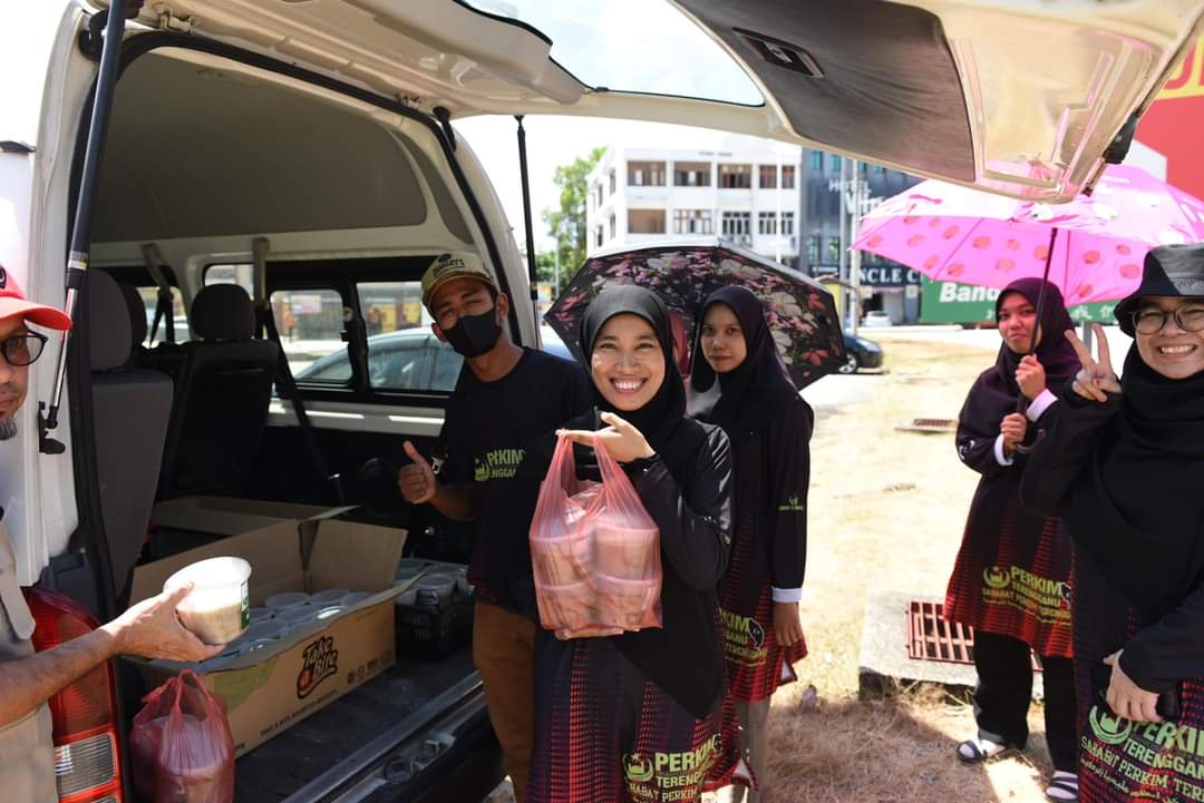 Rela Berpanasan Agih Bubur Lambuk