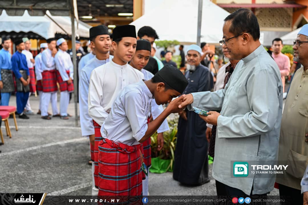 300 Pelajar Teruja Terima 'Duit Raya' Daripada MB