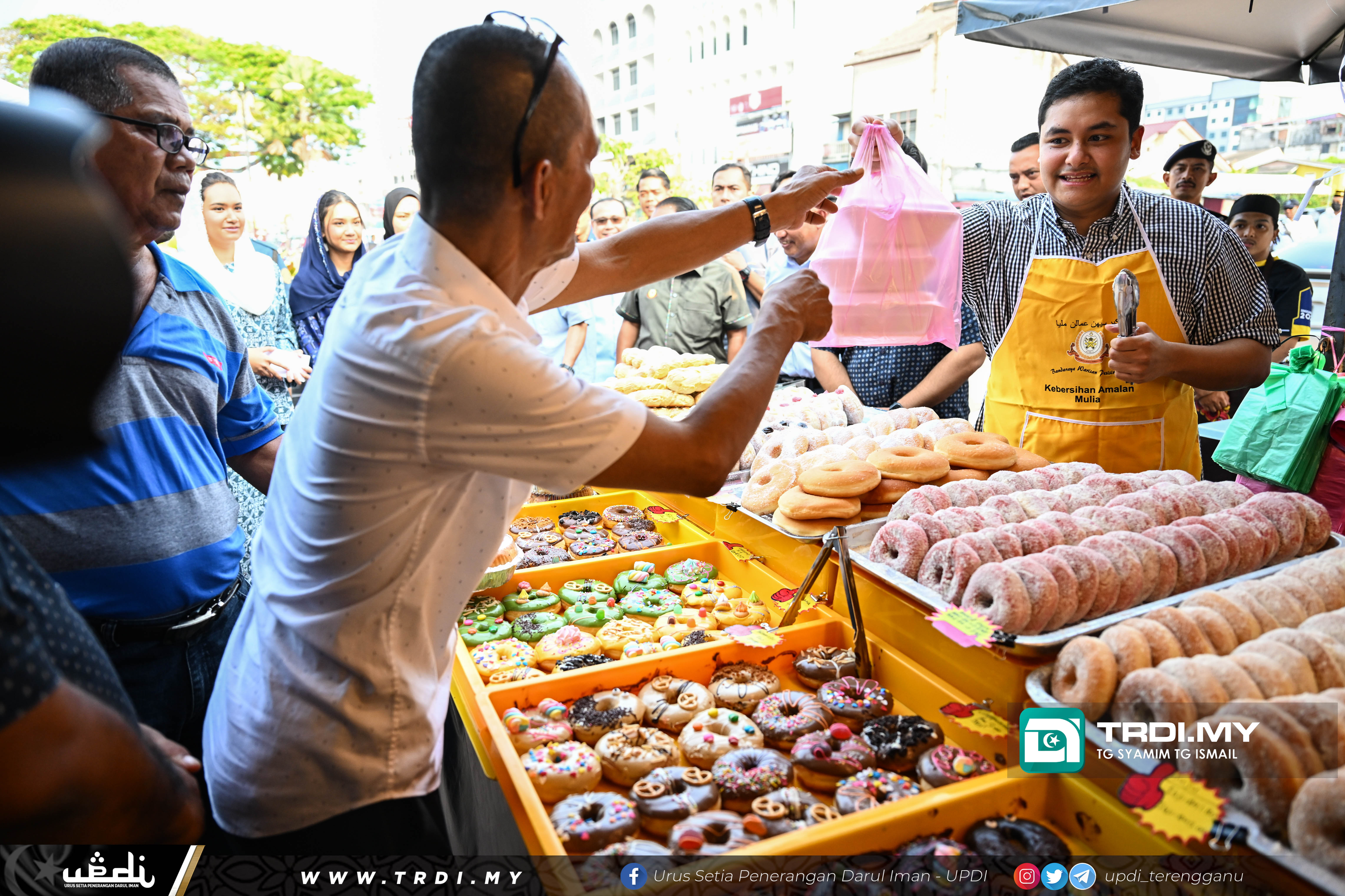 DYTM Yang DiPertuan Muda Terengganu berangkat ke Program Turun Padang ke Bazar Ramadan bertempat di Bazar Ramadan, Dataran Syahbandar, KT