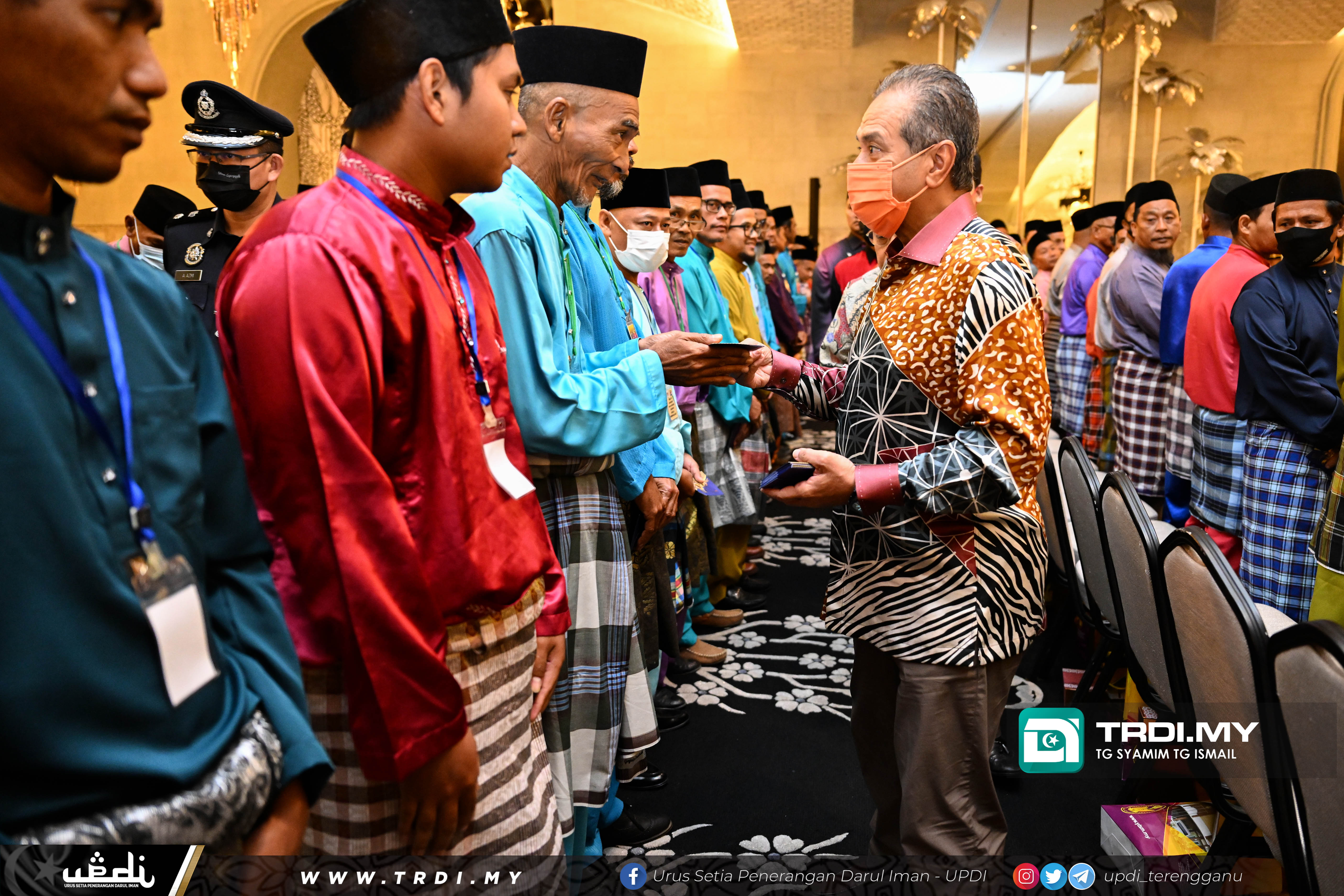 KDYMM Sultan Terengganu berangkat ke Majlis Pengurniaan Bantuan Kepada Fakir Miskin dan Pelajar Sekolah sempena Hari Raya Aidilfitri 1444h 2023 YDSM dan YTNZ bertempat di Dewan Santapan Diraja, Istana Syarqiyyah, Kuala Terengganu