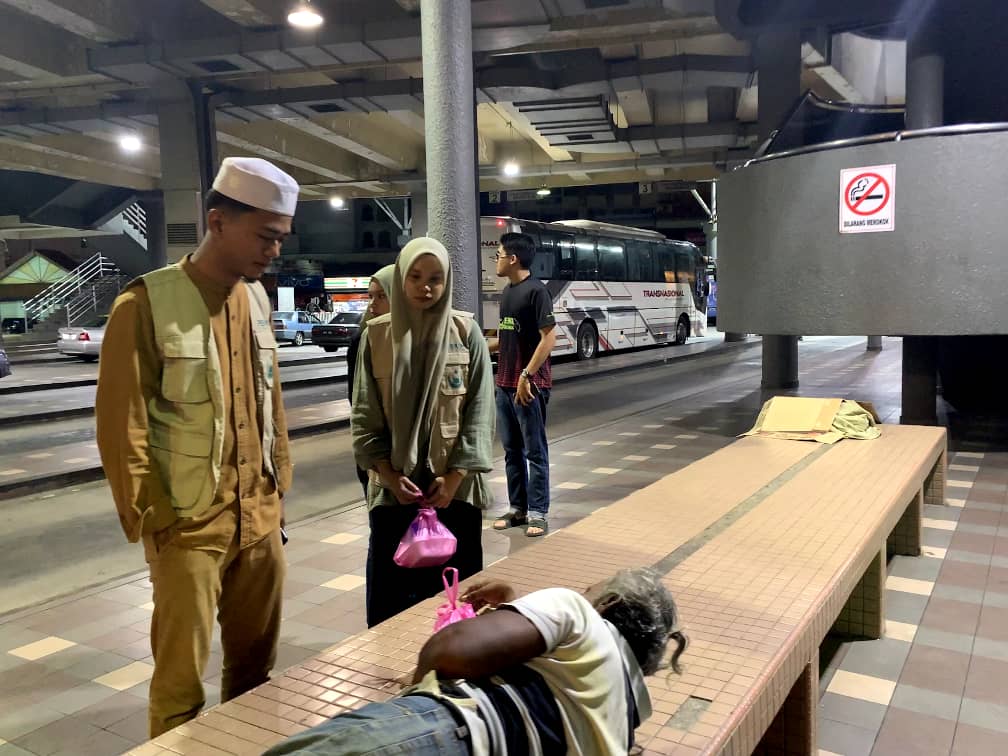 Gelandangan Dikejutkan Rezeki Sahur