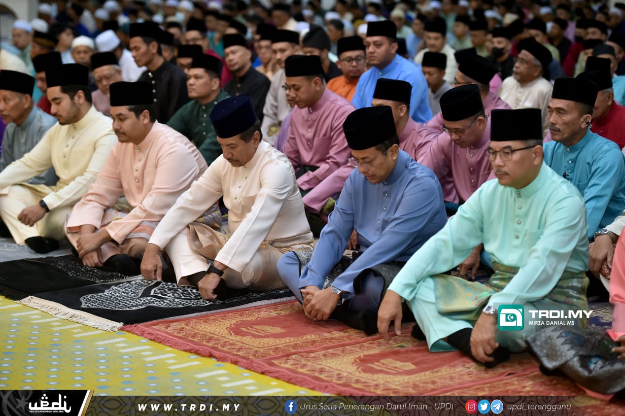 Sultan Mizan Solat Aidilfitri Bersama Lebih 3,000 Jemaah