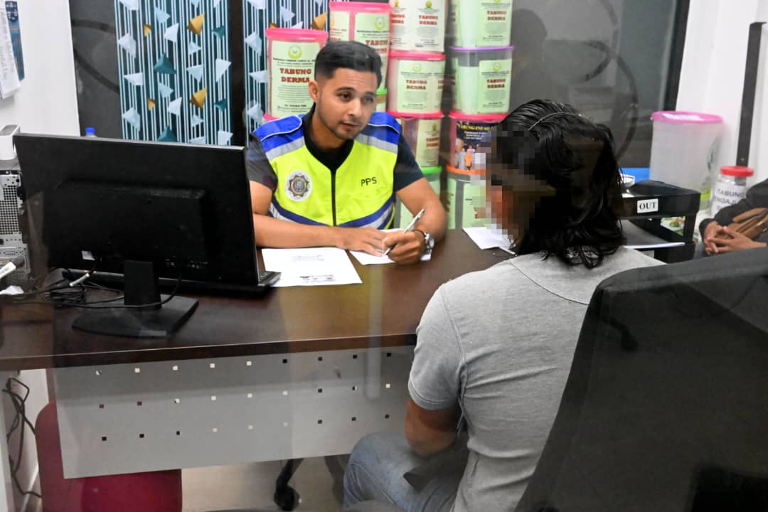 Cubaan Lelaki Larikan Diri Daripada Operasi Khalwat Gagal