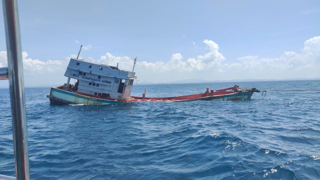 Maritim Terengganu Tenggelamkan Tiga Bot Nelayan Vietnam