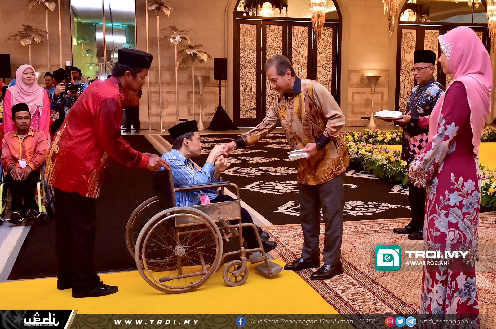 Sultan Dan Sultanah Terengganu Santuni 400 Fakir Miskin Dan OKU