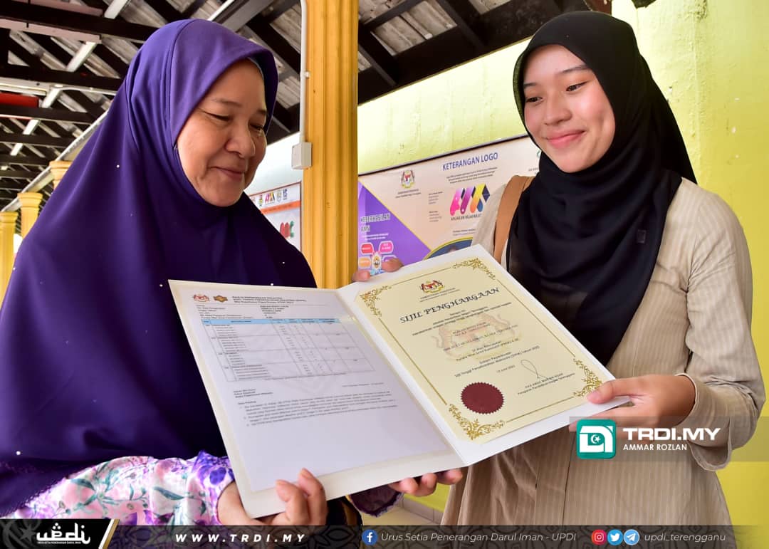 STPM: Anak Peniaga Kuih Tradisional Hadiahkan Keputusan Cemerlang Untuk Ibu Ayah