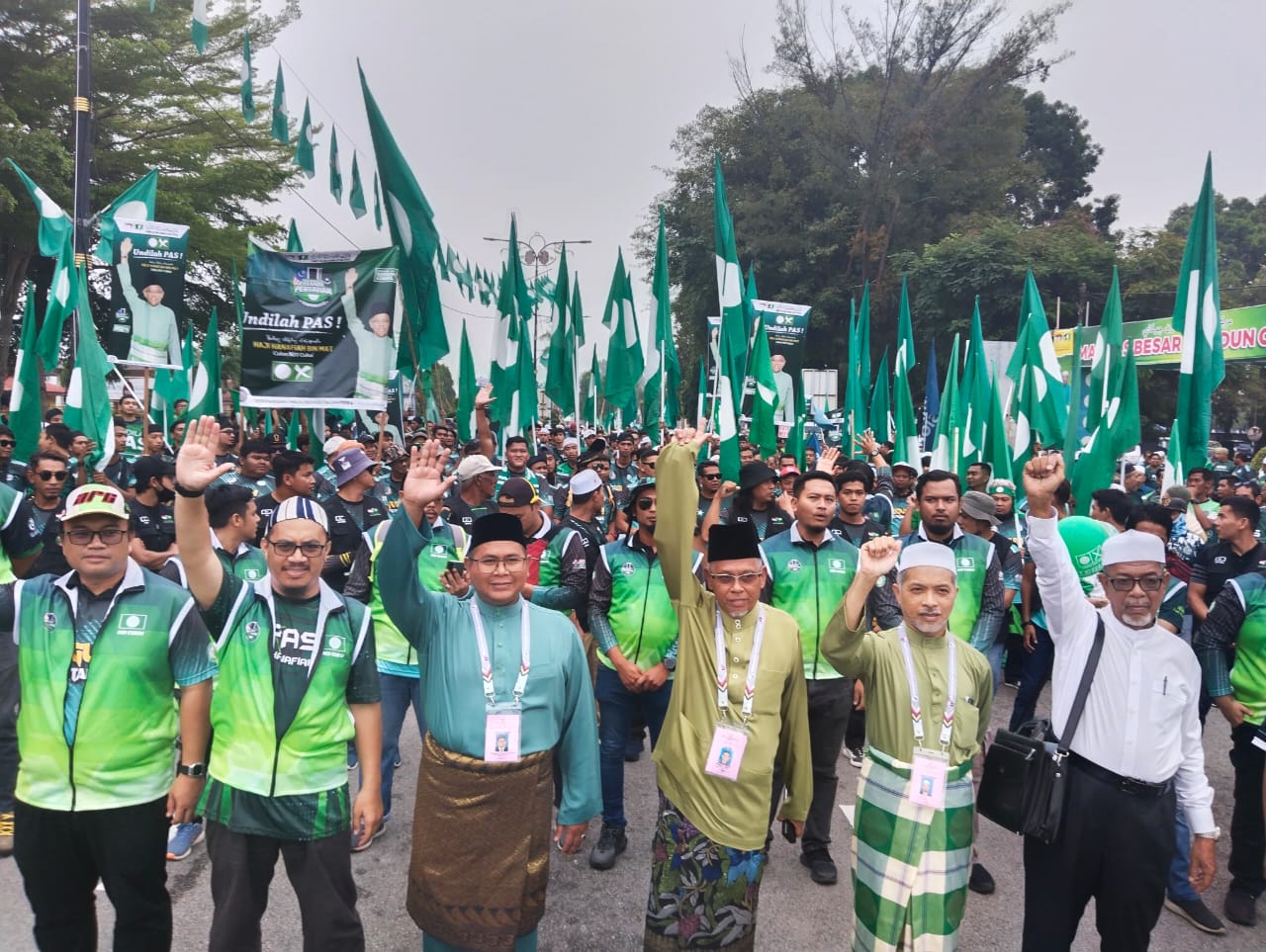 PRN15: Lebih 2,000 Penyokong Iringi Hanafiah Ke Pusat Penamaan Calon