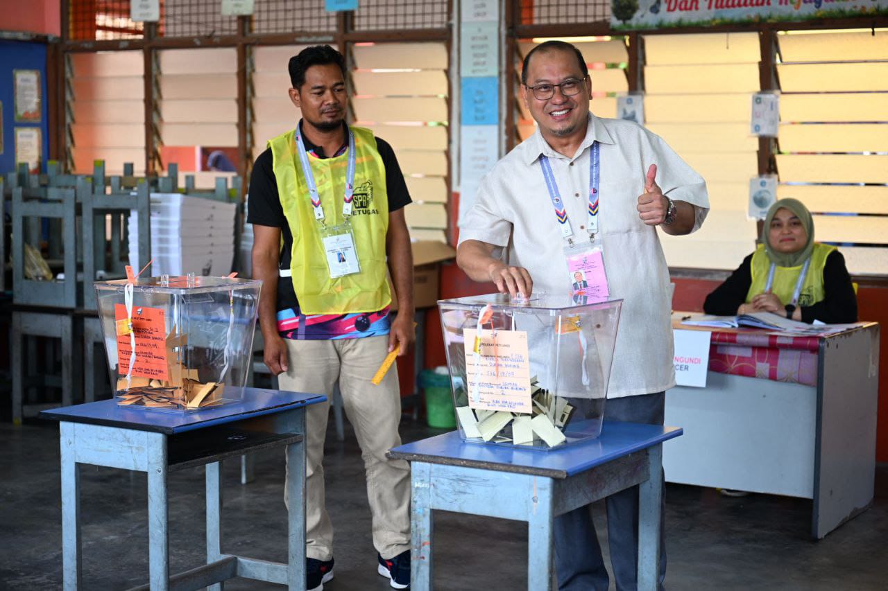 Ahmad Amzad Selesai Mengundi Di SK Durian Burung