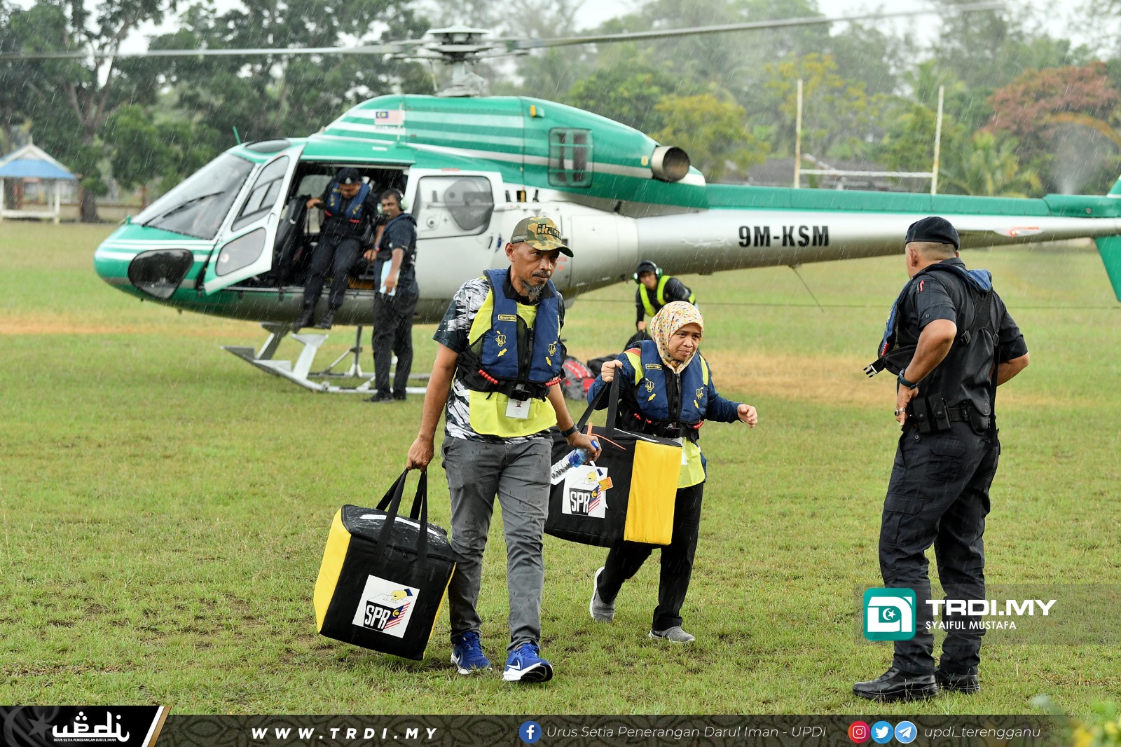 SPR Guna Helikopter Bawa Peti Undi Dari Pulau Redang