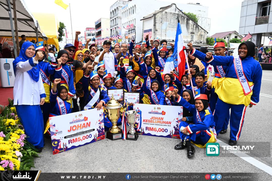 SMK Padang Midin Juara Perbarisan Hari Kebangsaan