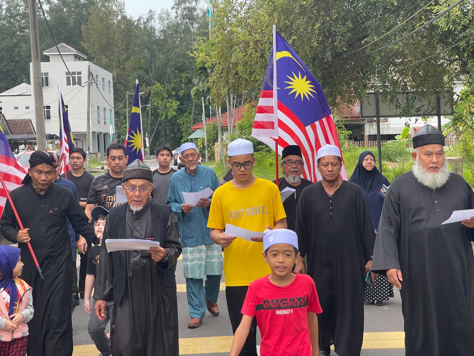 Warga Emas Tetap Bersemangat Berarak Sambut Merdeka