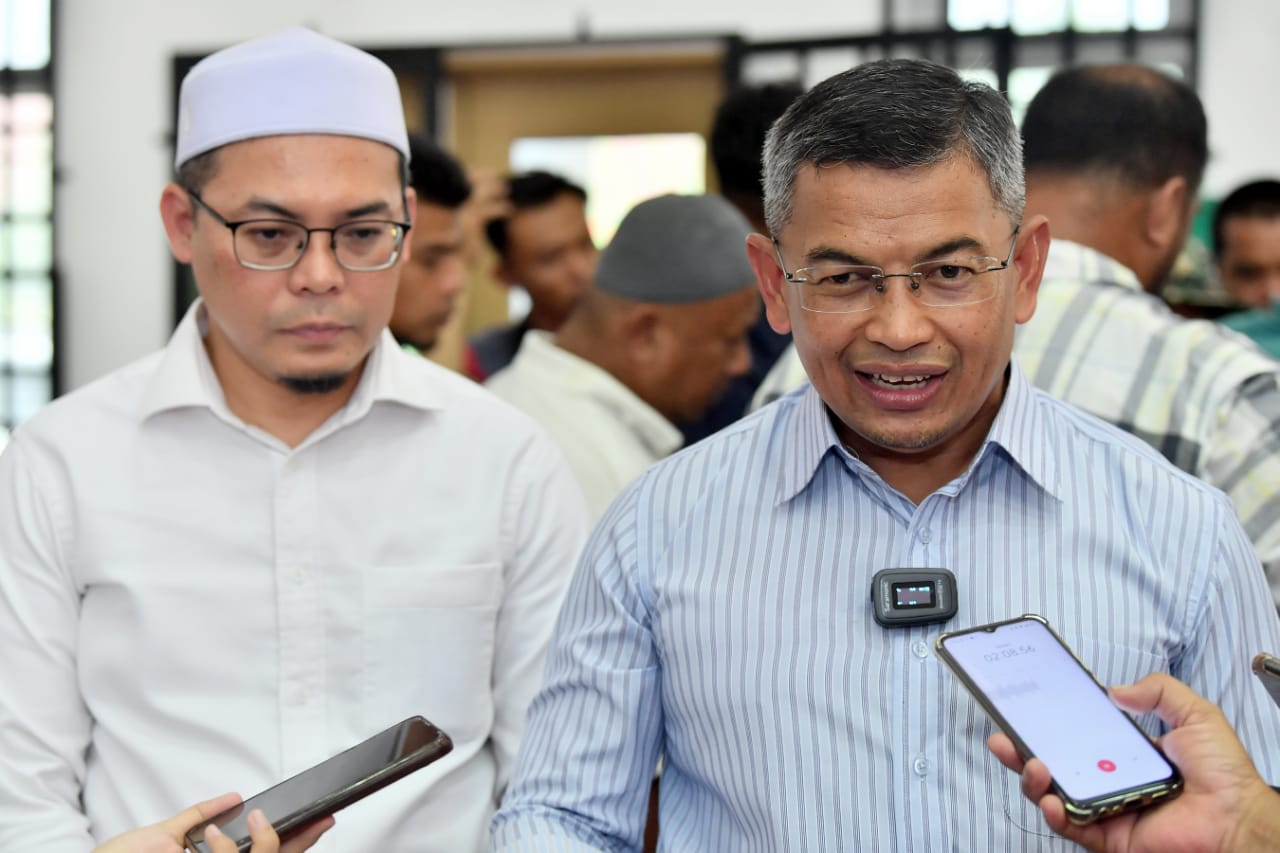 ‘Hubungan Menteri Dan Exco Macam Ayah Dan Anak’- Dr Azman