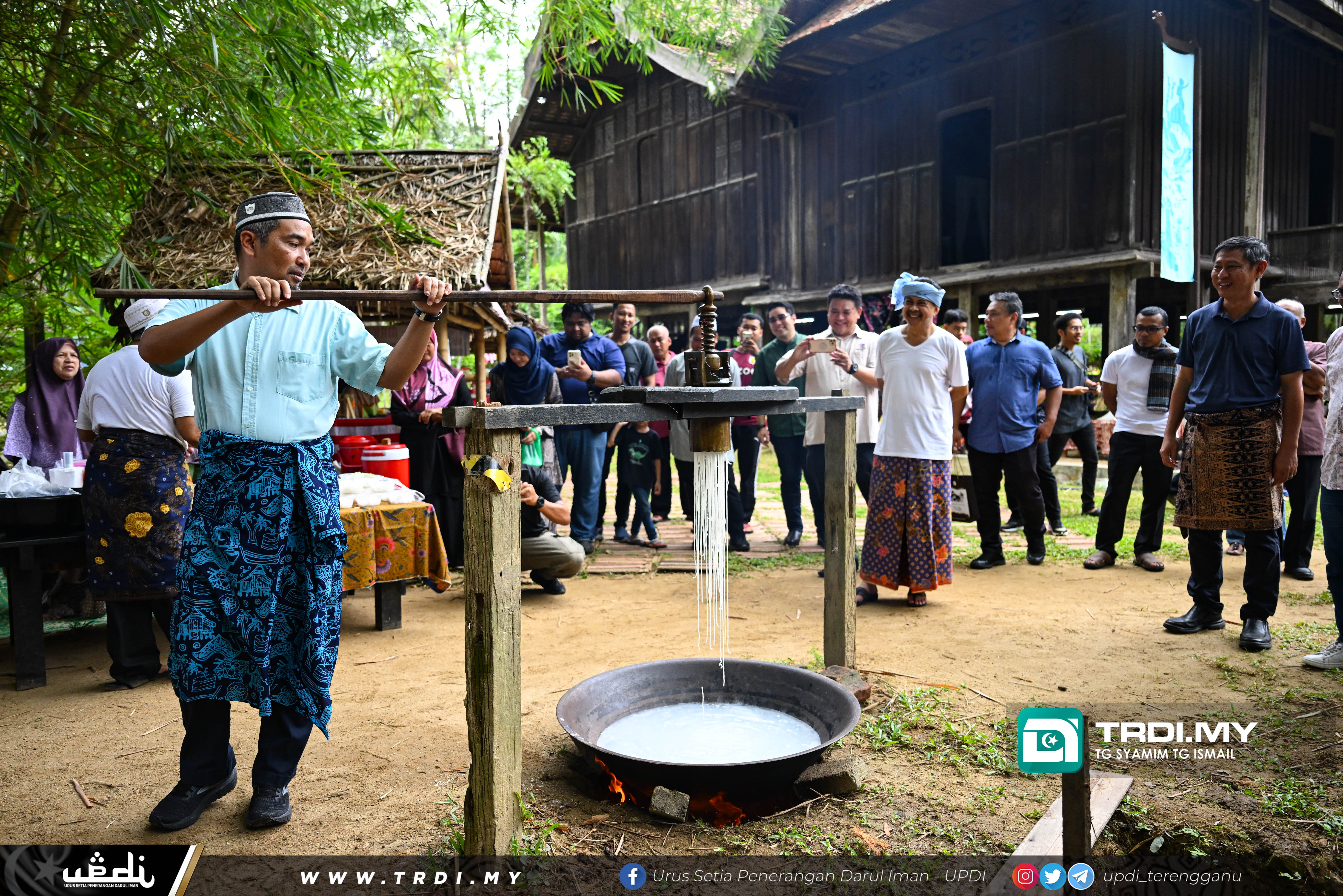 YB Ustaz Sulaiman Sulong, Timbalan Exco Jawatankuasa Pelancongan, Kebudayaan Alam Sekitar Dan Perubahan Iklim Menyempurnakan Majlis Perasmian Festival Musing Ketang bertempat di Kampung Budaya Terengganu, Kompleks Muzium, Bukit Losong.