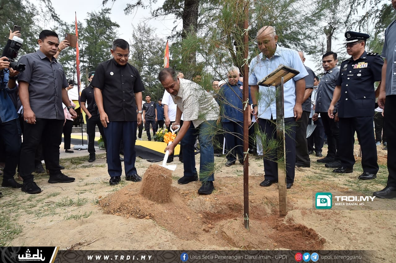 Sultan Mizan Berkenan Rasmi Tanam Pokok di Pantai Batu Buruk