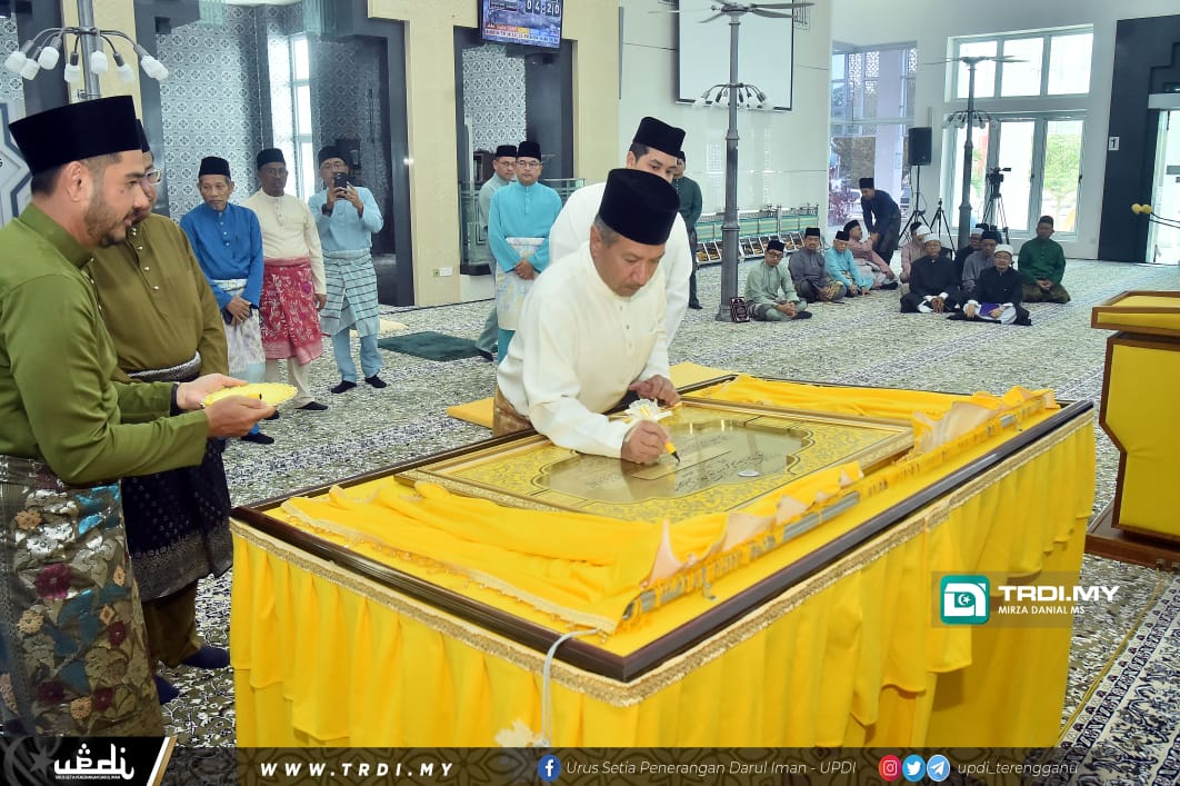 Sultan Mizan Rasmi Masjid Tengku Besar Terengganu