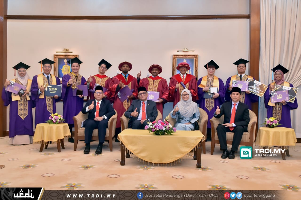 Anak Penoreh Getah Terima Anugerah Pelajaran Diraja