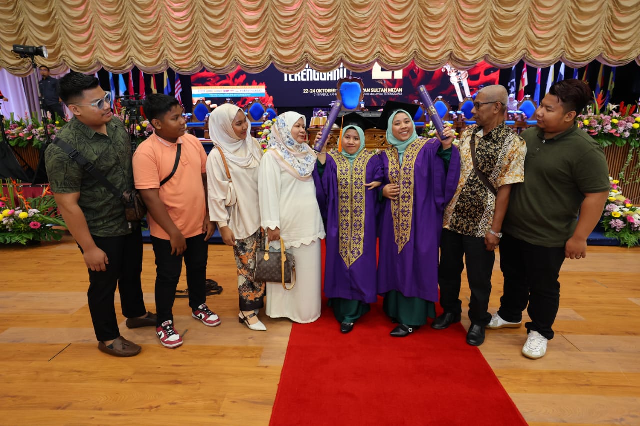 Graduan OKU Fizikal Berjaya Genggam Ijazah Bersama Kembar