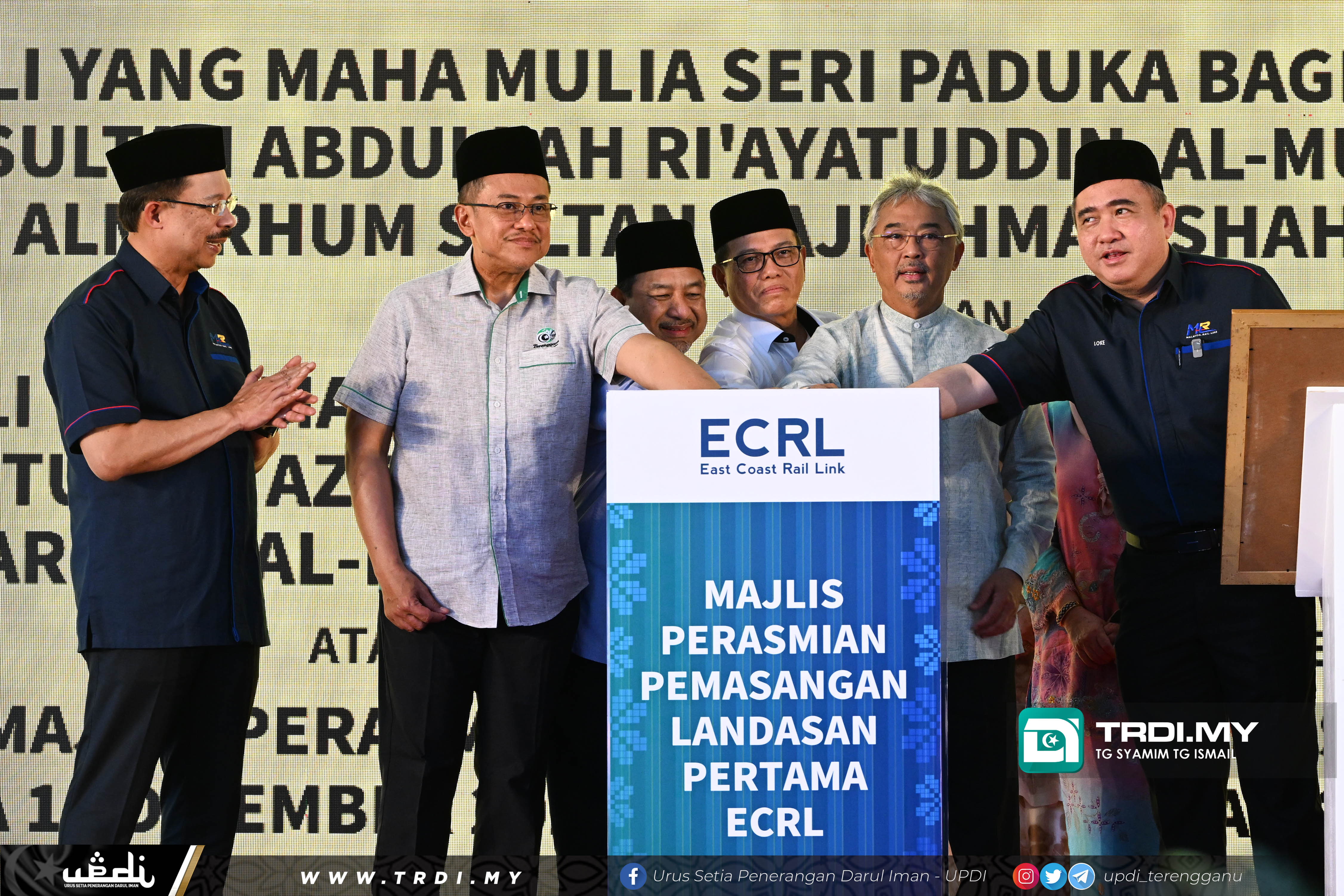 YAB Menteri Besar menghadiri Majlis Perasmian Pemasangan Landasan ECRL Pertama oleh KDYMM SPB Yang Dipertuan Agong di ECRL Section 10,Gebeng,Pahang.