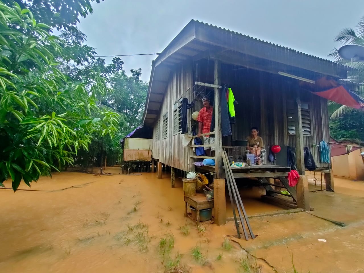 Air Naik Mendadak, Pindah Demi Keselamatan