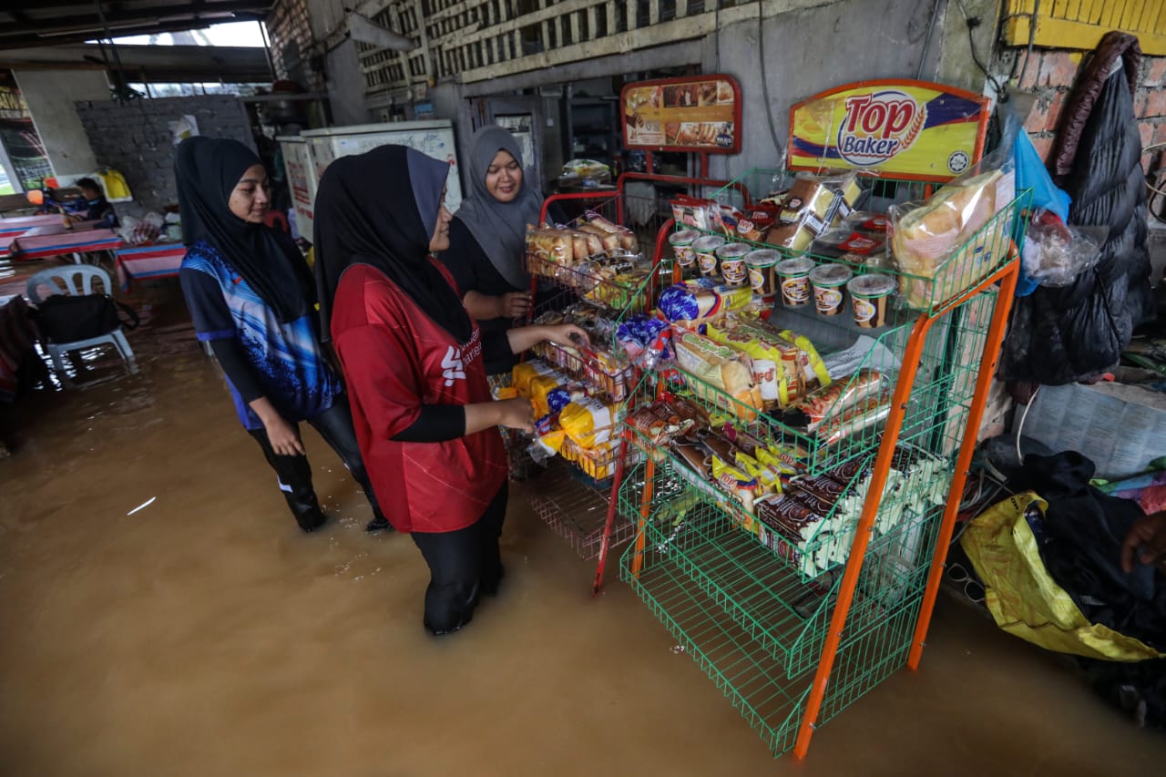 Kedai Runcit Tetap 'On' Walaupun Banjir