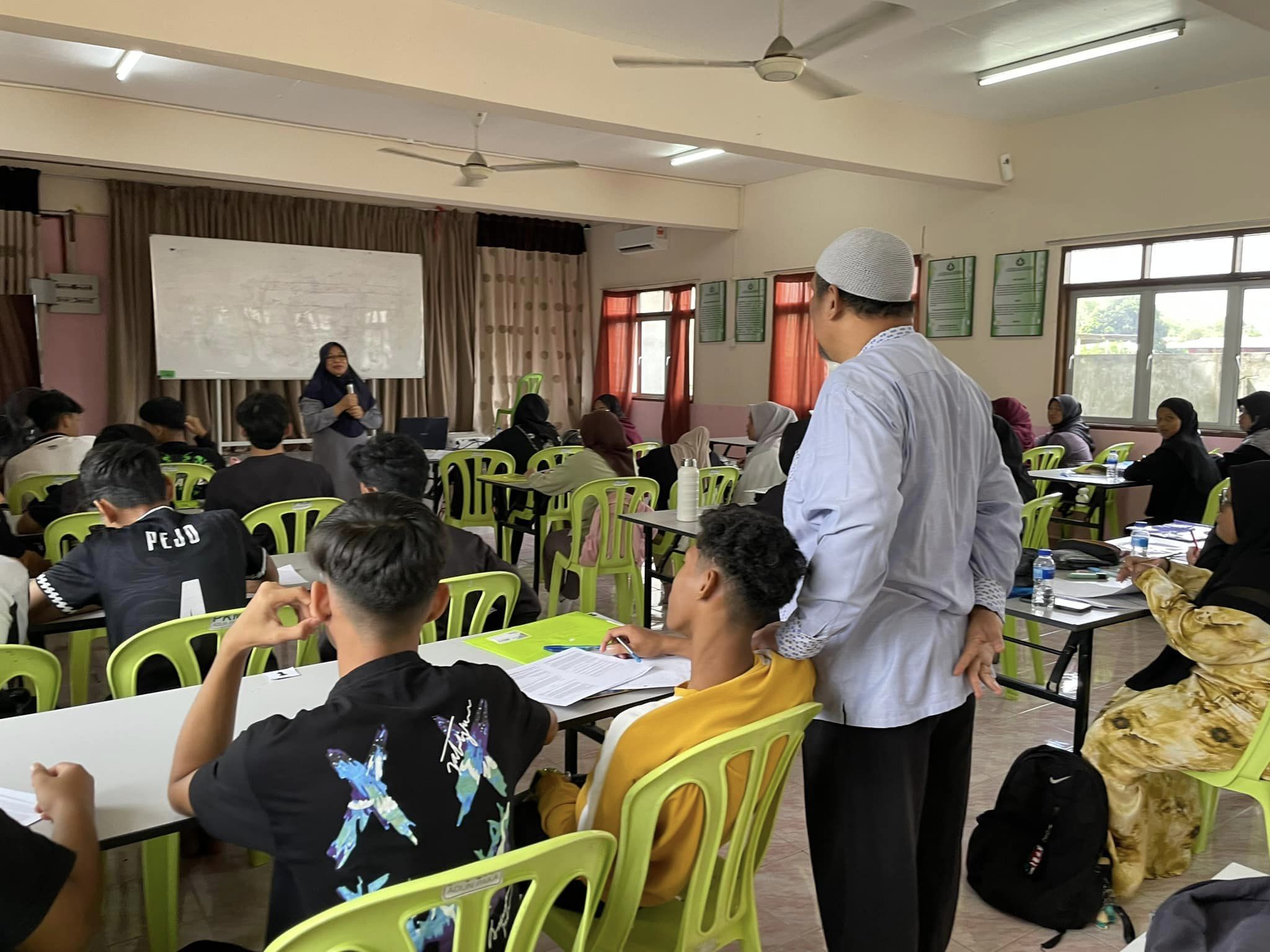 305 Pelajar Menyertai Tuisyen Rakyat Percuma DUN Paka