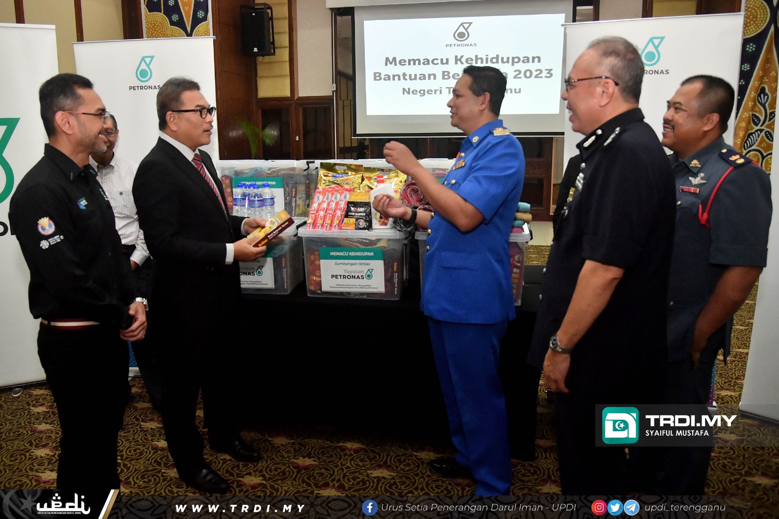 Petronas Sumbang 1,500 Kit Keperluan Asas Banjir