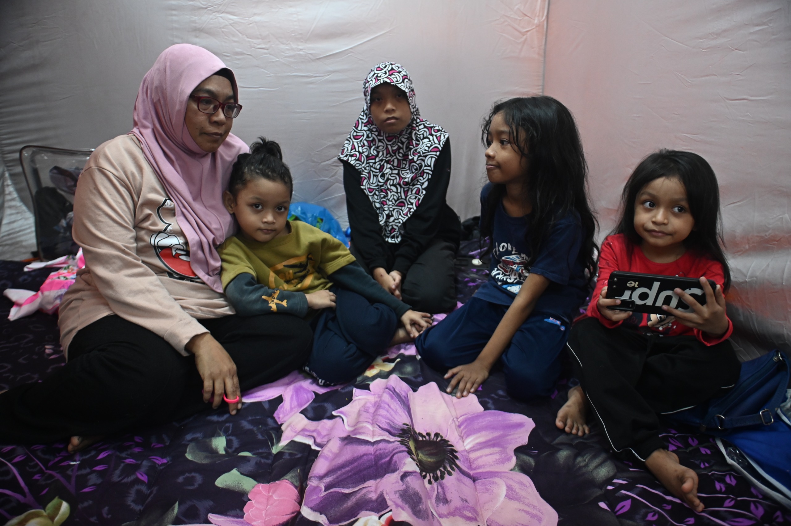 Banjir: Ibu Tangguh Rawatan Demi Keselamatan Anak-Anak