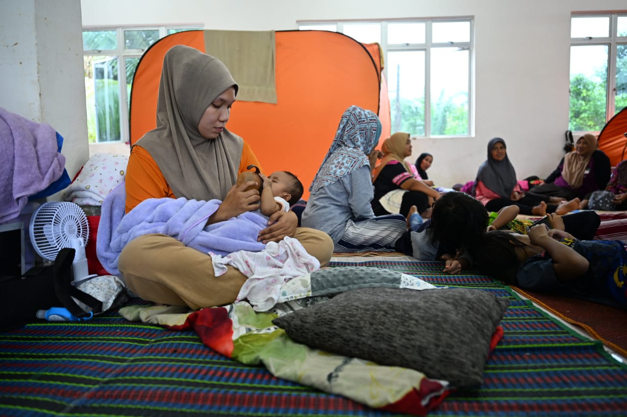 Ibu Dukung Bayi Redah Banjir 200 Meter Ke Pusat Pemindahan