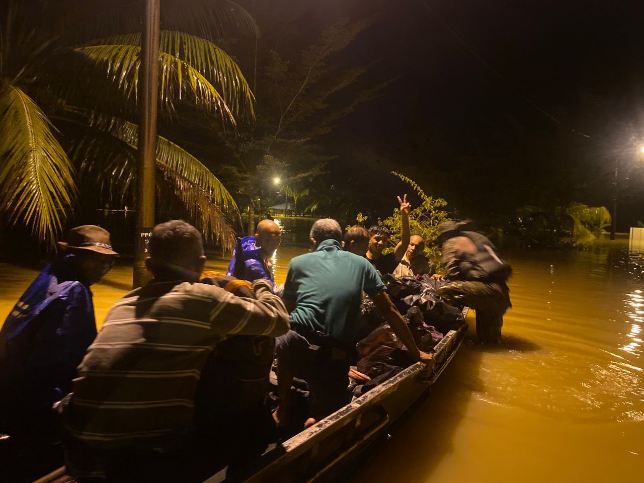 PPS Dinaiki Air, Tentera Bantu 220 Mangsa Pindah Ke Lokasi Lain
