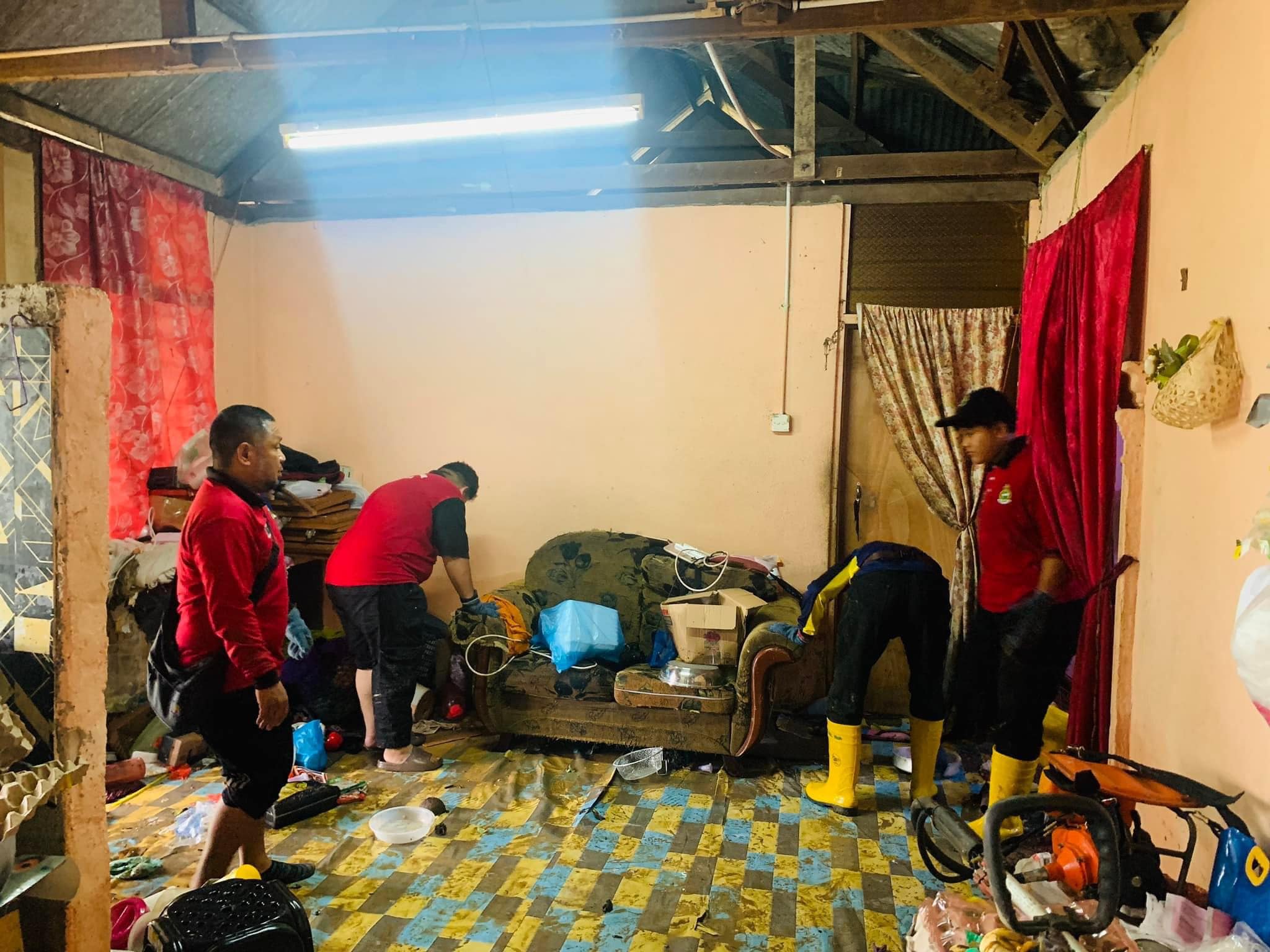 JAM Paka Gerak Anggota Bersih Rumah Mangsa Banjir