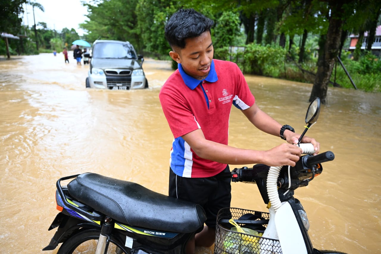 Tiga Sekawan Ubahsuai Motosikal Guna Hos Mesin Basuh Redah Banjir
