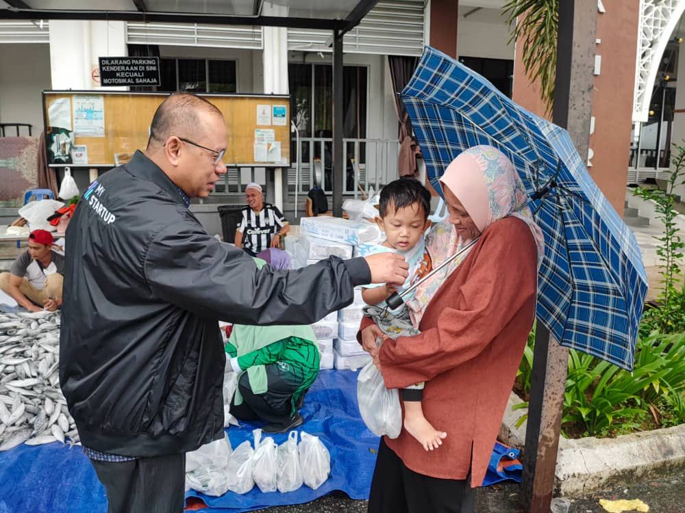 Banjir : Wakil Rakyat Agih Satu Tan Ikan