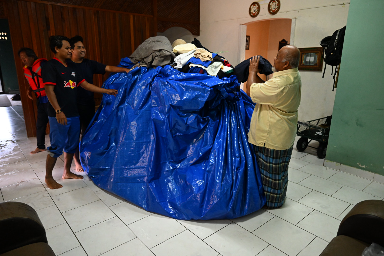 Banjir : Kanvas Jadi Penyelamat Barangan Berharga