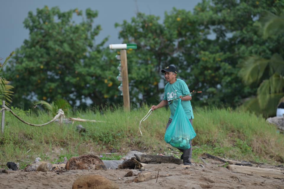 11,640 Botol Plastik Dikutip Di Pantai Tanjung