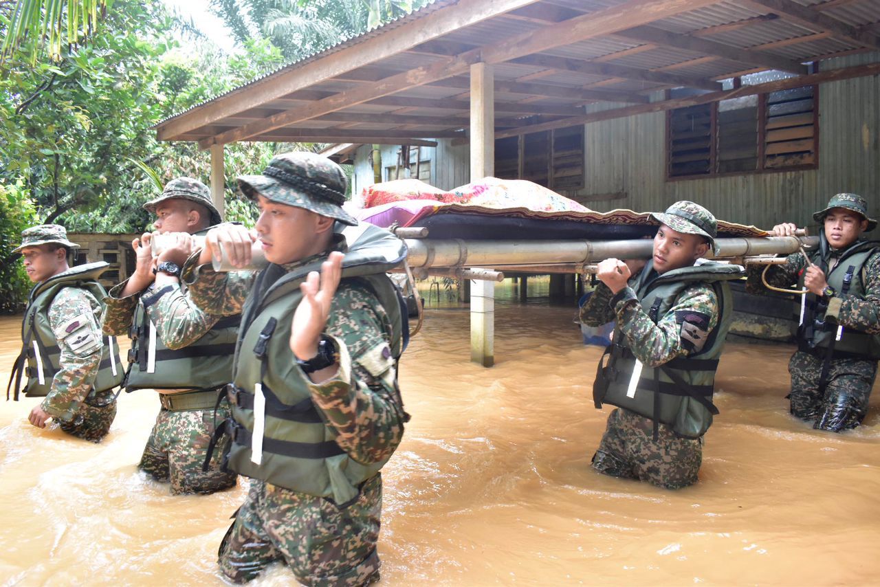 Banjir, ATM Bantu Usung Jenazah