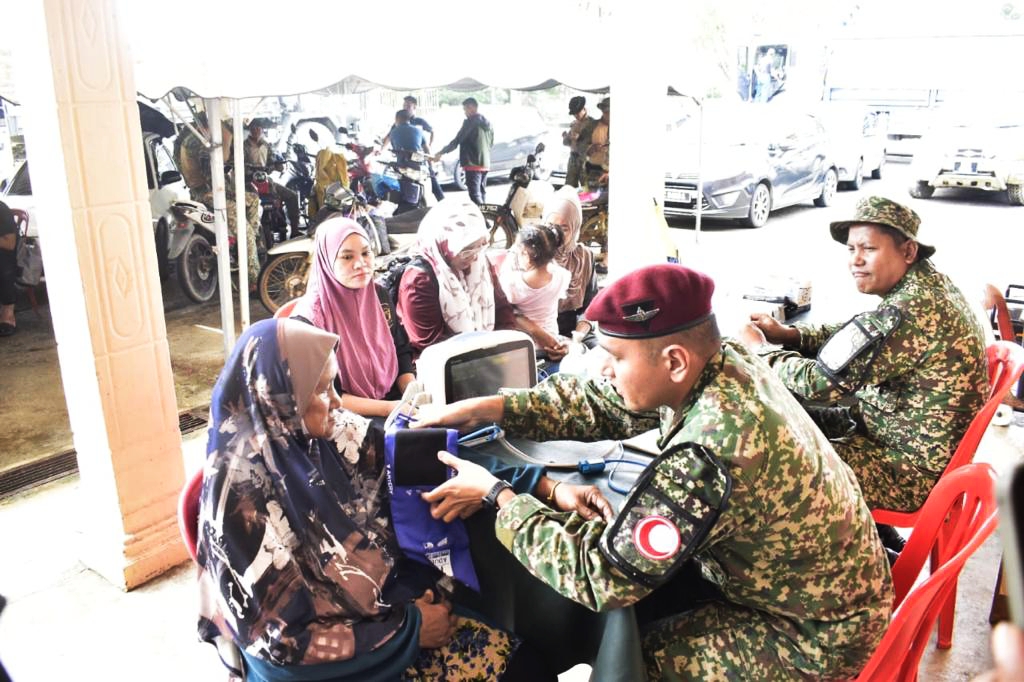 Tim Perubatan 18 RAMD Para Bantu Mangsa Banjir di Hulu Dungun