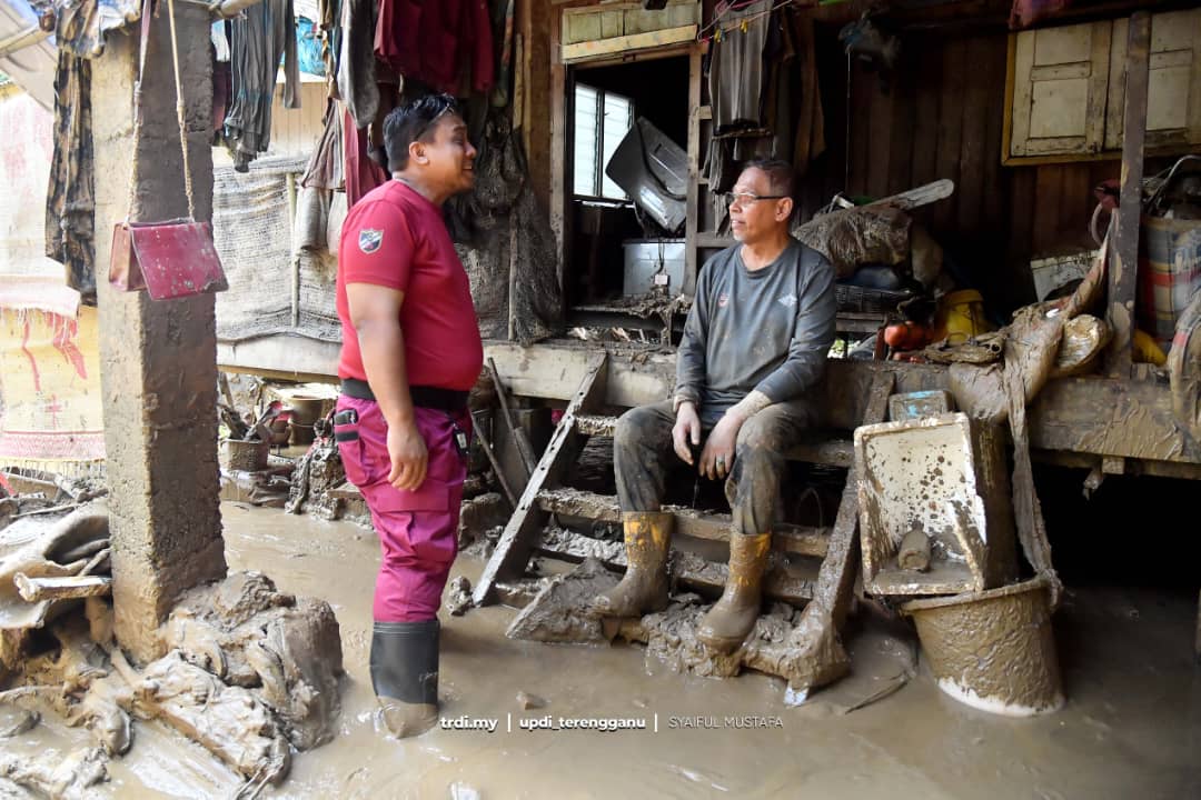 Exco, 500 Sukarelawan Bersih Rumah Mangsa Banjir
