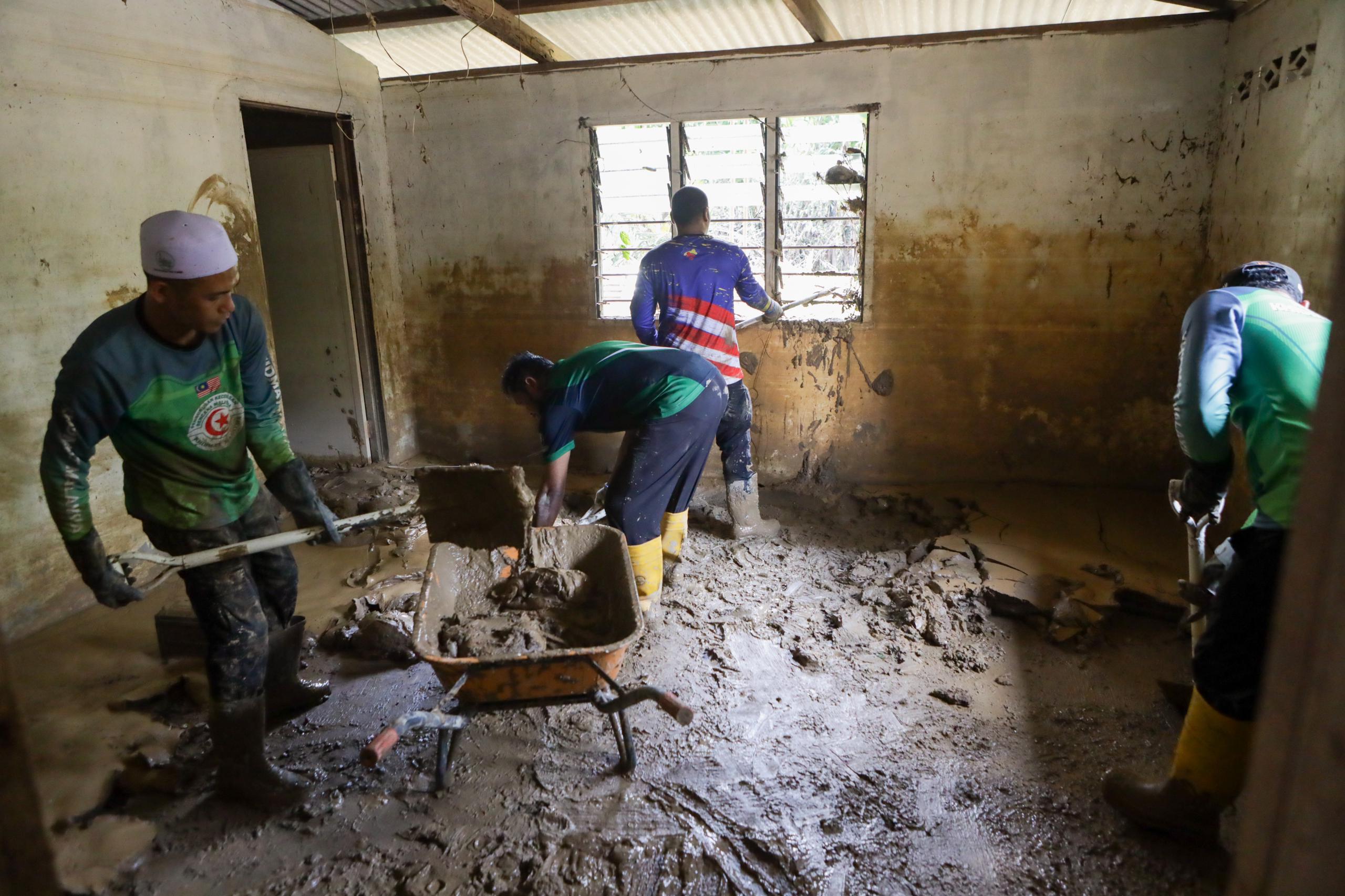 Kerajaan Negeri Gerakkan Misi Bersih Rumah Mangsa Banjir
