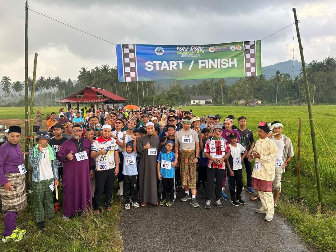 Masyarakat Padang Maras Joging Sambil Berfesyen