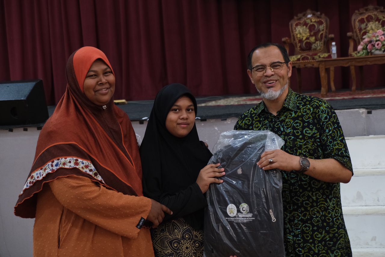 500 Orang Pelajar Terima Beg Sekolah