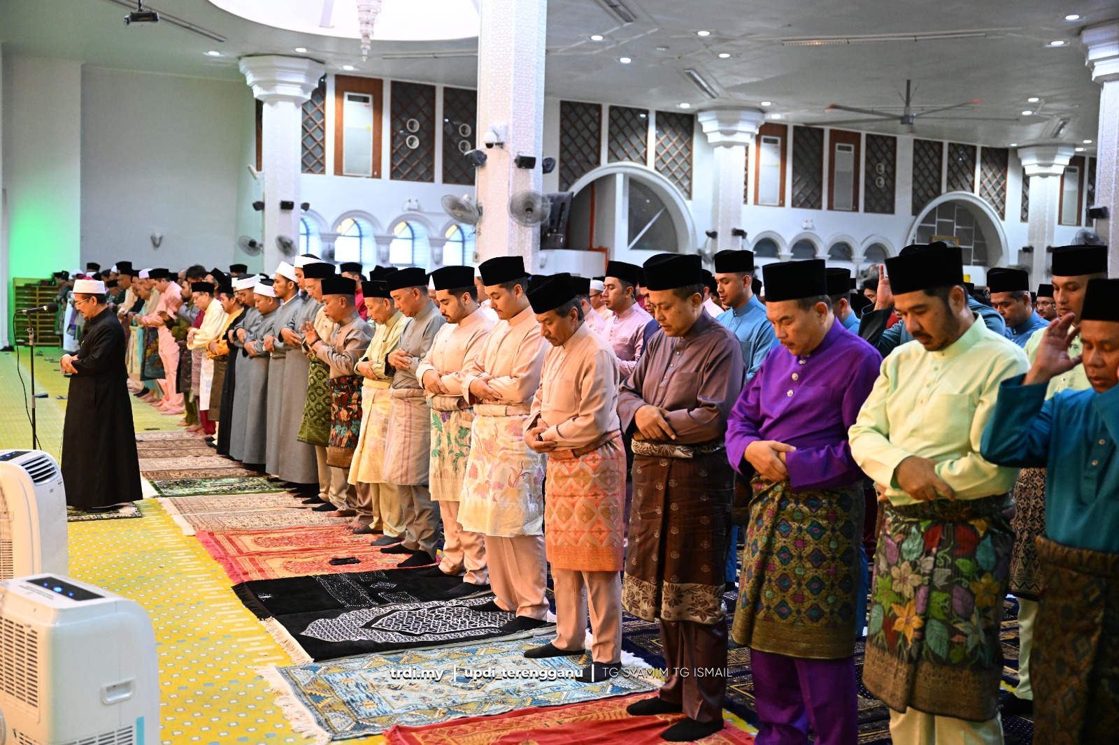 Sultan Mizan Solat Hari Raya Bersama Lebih 3,000 Jemaah Ladang